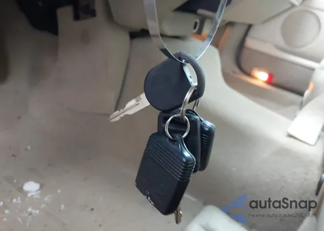 2008 Lincoln Town Car Signature Limited z USA, uszkodzony, nr VIN 2LNHM82V48X642101